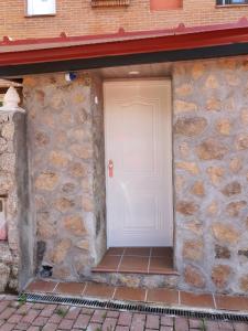 阿罗约莫利诺斯El Gaitero 2的石墙砖楼上的白色门