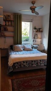 Entire private 2 rooms apartment in city center of Malmö close to Copenhagen客房内的一张或多张床位