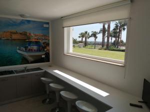 图列Villa Cleofe的浴室设有大窗户、凳子和水槽