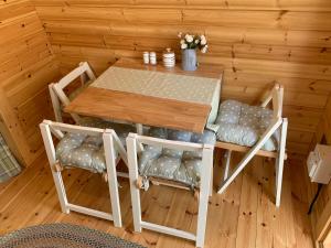 多尔盖罗Glamping Huts in Heart of Snowdonia的一张木桌和椅子
