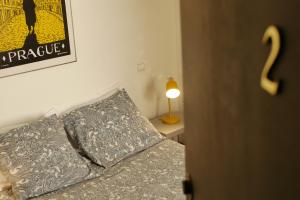 圣戈尔捷Les Oiseaux de Passage的一间卧室配有一张带枕头和灯的床
