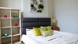 滨海绍森德Beautifully renovated 2 Bed flat - Close to beach的一间卧室配有黄色和白色枕头的床