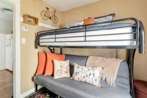 长滩Casita Charm, Cozy Character的客房设有两张双层床和一张带枕头的沙发。