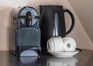 阿布考德Abbey Abcoude的黑色咖啡壶和柜台上的杯子