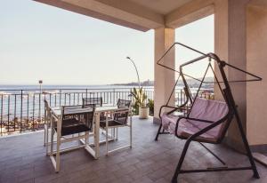 阿茨特雷扎绿洲住宿加早餐旅馆的一个带桌椅的海景阳台