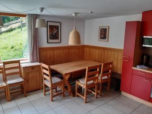 巴德小基希海姆Chalet Verdino的厨房配有木桌和椅子