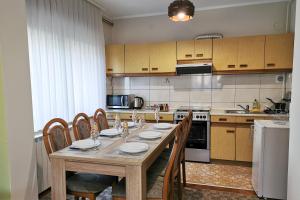 别洛瓦尔Apartman Škudar的设有带木桌和椅子的厨房以及带