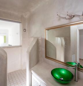 易莫洛林埃尔顿艾丽娅酒店的一间带绿色水槽和镜子的浴室