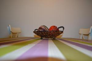 伊普尔伊佩里克斯度假屋的地板上一篮保龄球