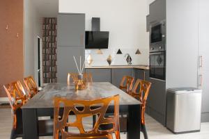 亚眠15ème droite - Tour Perret - Centre-Ville - 4 étoiles的厨房配有餐桌和椅子