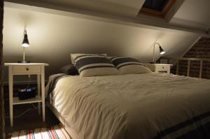 伊普尔伊佩里克斯度假屋的一间卧室配有一张带两盏灯的床。