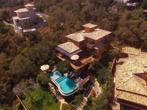 布希奥斯GUAPAS BUZIOS Exceptional House - Ferradurinha的享有带游泳池的房屋的空中景致