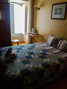 法鲁总队长旅馆的一间卧室配有床,床上装有被子