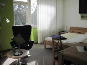 霍恩-巴特迈恩贝格Hotel-Café "Schauinsland"的一间卧室配有椅子、一张床和一张书桌