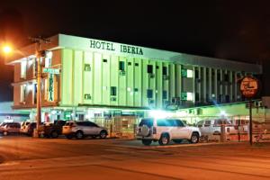 戴维伊比利亚酒店的一家晚上停在酒店前面的汽车酒店