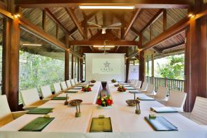 宁凡湾L'Alya Ninh Van Bay的大型会议室,配有长桌子和椅子
