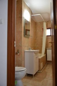 图尔恰Apartament bell confort的浴室配有卫生间、盥洗盆和浴缸。