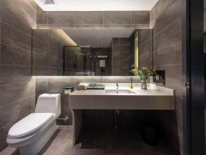 广州品若STYLE(广州太古汇店)的浴室配有白色卫生间和盥洗盆。