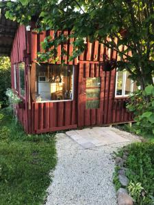 派德Sillaotsa camp的花园中带窗户的木屋