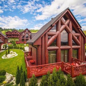 兹蒂尔Mountain Resort Ždiar - Chalets的小木屋设有大甲板和庭院