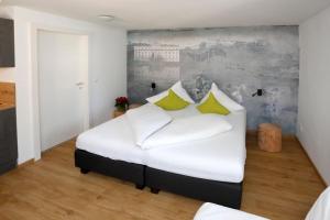 萨尔茨堡Apartments Ante Portas的卧室配有一张带黄色枕头的大型白色床。