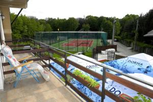 雅西佩尼斯尼亚幻影旅馆的阳台设有网球场和椅子。