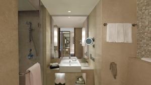 斋浦尔斋浦尔市中心假日酒店的一间带水槽和镜子的浴室