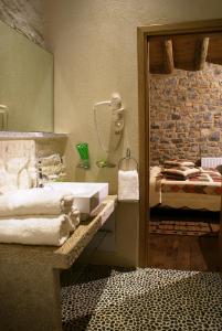 波利兹罗松阿伊里乌品酒宾馆的一间带水槽和床的浴室