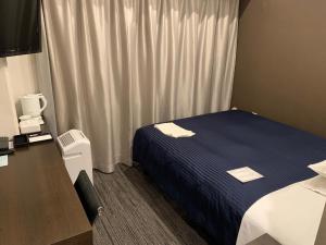 东京御茶水酒店的配有一张床和一张书桌的酒店客房
