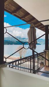奥尔塔圣朱利奥芳达伊娜蓝色酒店的阳台享有海滩美景,配有遮阳伞。
