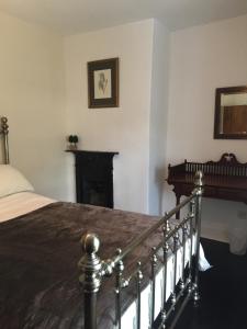 StocksfieldMole Cottage的一间卧室配有一张床和一个壁炉