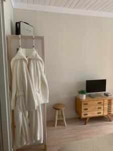 迪温特Luxe studio dichtbij centrum Deventer en Thermen Bussloo的客厅设有白色的墙壁和木桌