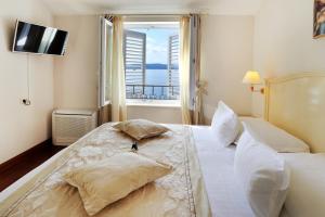 布雷拉尚斯瓦珀斯特伽布瑞拉酒店的卧室配有一张大白色床和窗户