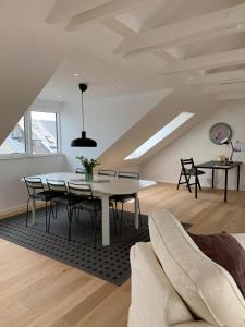 奥尔堡aday - Big 3 Bedroom Apartment - Heart of Aalborg的一间用餐室,在房间内配有桌椅