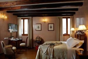 威尼斯比三兹奥酒店的一间带一张大床的卧室,位于带窗户的房间内