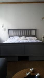 科隆Apartment in der Yogaschule的一张带白色床单和枕头的床