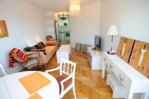 维戈Apartamento Vigo Centro con Garaje的客厅配有沙发和桌子