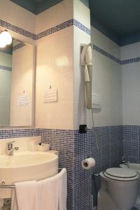 托尔托纳HOTEL OASI的一间带水槽、卫生间和镜子的浴室