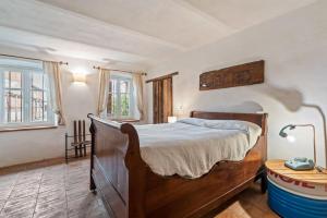 瓜热讷Greeneria的一间卧室配有一张大木床和一张桌子