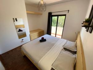 萨格里什Algarve Surf Hostel - Sagres的一间卧室配有一张黑色盒子床
