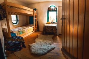 圣乔治-伯伊Popasul Verde的一间卧室配有一张双层床、一张桌子和一个窗户。