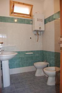 Isca sullo IonioMIMOSA CAMPING的一间带水槽和卫生间的浴室以及窗户。