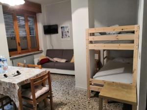 Miroglioda Alessandra e Fabio的客厅配有双层床和桌子