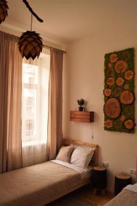 里加DABA Mini Hotel的卧室内的一张床位,卧室设有窗户和一张图片