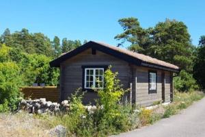 勒托普Sjötorpet - unikt boende vid havet på norra Öland!的路边的小小屋