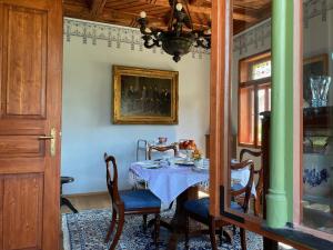 卢布尔雅那Villa Ruska dača的一间带桌椅的用餐室