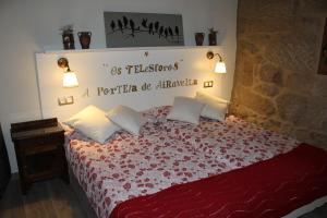 阿拉力兹Apartamento Rural "Os Telesforos"的一间卧室配有一张红色棉被的床
