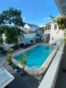 基韦斯特棕榈酒店的度假村甲板上的游泳池