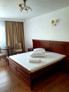 德罗贝塔-塞维林堡Hotel Restaurant Elite的一间卧室配有一张带白色床单的大床
