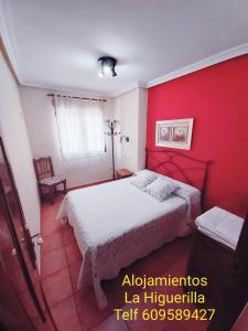 布伦切尔Alojamientos Rurales La Higuerilla Sierra de Cazorla的卧室配有白色的床和红色的墙壁